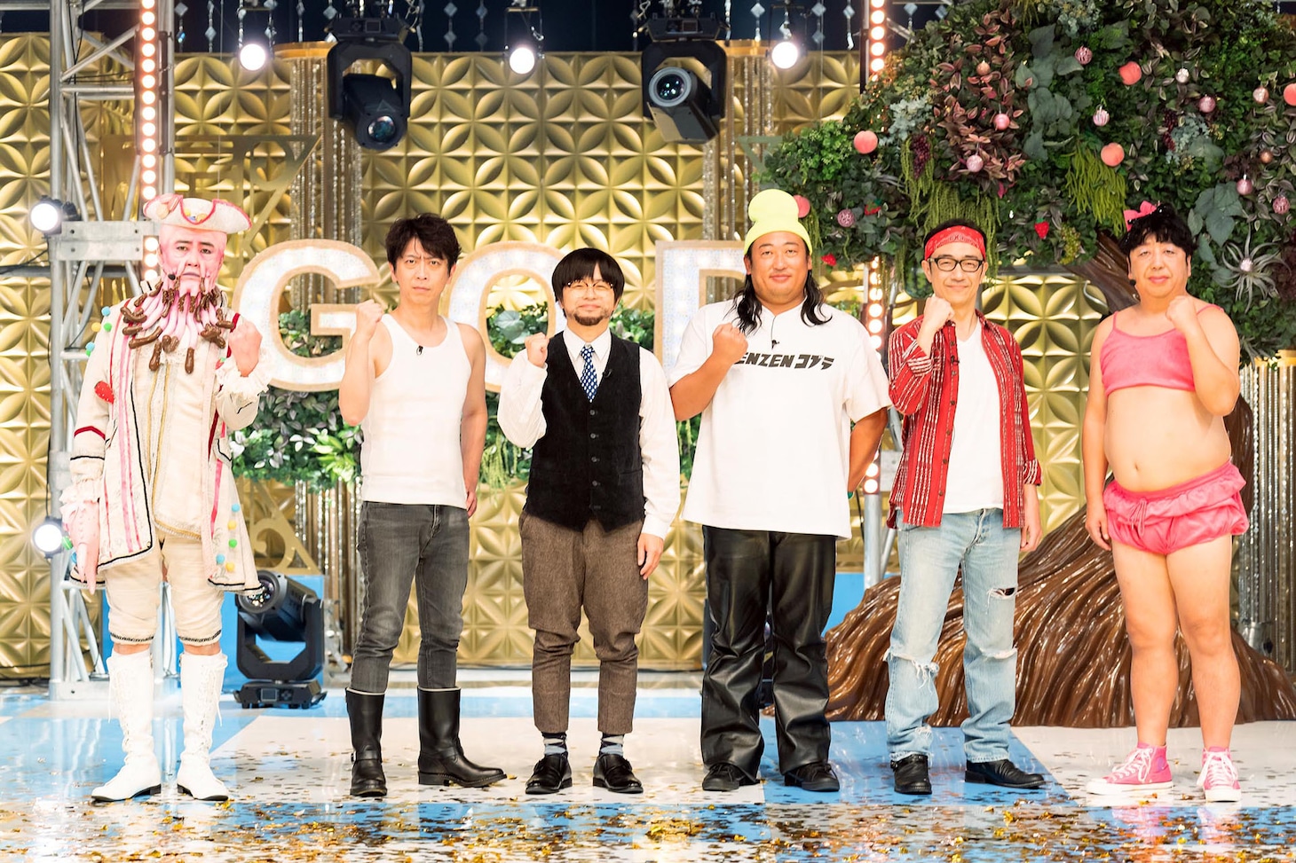 ガッツポーズで写真撮影に臨むマジ歌シンガーたち。(c)テレビ東京