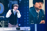 インタビューの理不尽さを歌うバカリズム。(c)テレビ東京