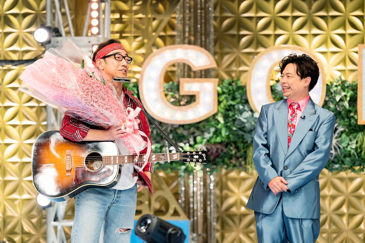 東京03結成20周年を祝いに来た浜野謙太（右）。(c)テレビ東京