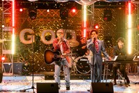 熱唱する東京03角田と浜野謙太。(c)テレビ東京