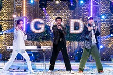 ハライチと一緒に歌う中山秀征。