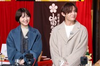 左から、浜辺美波、山田涼介。(c)フジテレビ
