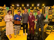 左から、新井恵理那、霜降り明星、爆笑問題。(c)テレビ朝日