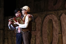 こがけんと、レイザーラモンRG扮するおいでやす小田によるミュージカルの様子。