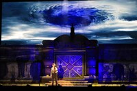 オープニングのミュージカルで「世界一オモシロい大冒険へ」の世界観を作っていくこがけん。