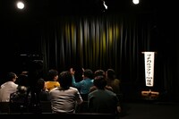 開演前から騒がしい客席の様子。