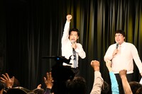 “お笑い王”の登場に沸く出演者たち。