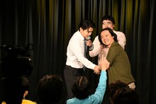 「次なる松本人志」と握手し、うれしそうなダイヤモンド野澤。