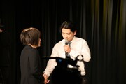 「次なる松本人志」と握手するランジャタイ伊藤。