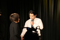 「次なる松本人志」と握手するランジャタイ伊藤。