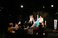 元気いっぱいの出演者たち。