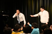 マヂカルラブリーの漫才に野次を飛ばす一同。