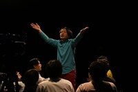 徐々暗転したステージを明転するよう指示を出す永野。