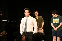 徐々暗転でネタを終わらせるのを許さないマヂカルラブリー・野田クリスタル。