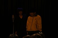 暗転後、憤慨した表情を見せるランジャタイ国崎（右）。