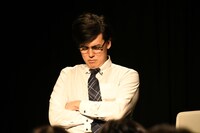 髪型を変えていたザ・ギース尾関の板付きに笑いが起こる。