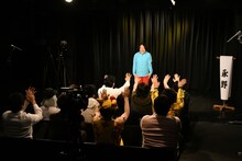 芸人たちに歓迎される永野。