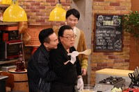 かまいたち山内が梅沢富美男をバックハグしようとするワンシーン。(c)テレビ朝日