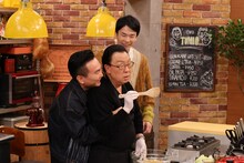 かまいたち山内が梅沢富美男をバックハグしようとするワンシーン。(c)テレビ朝日