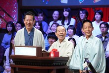 左から林家木久蔵、林家木久扇、林家コタ。(c)日本テレビ