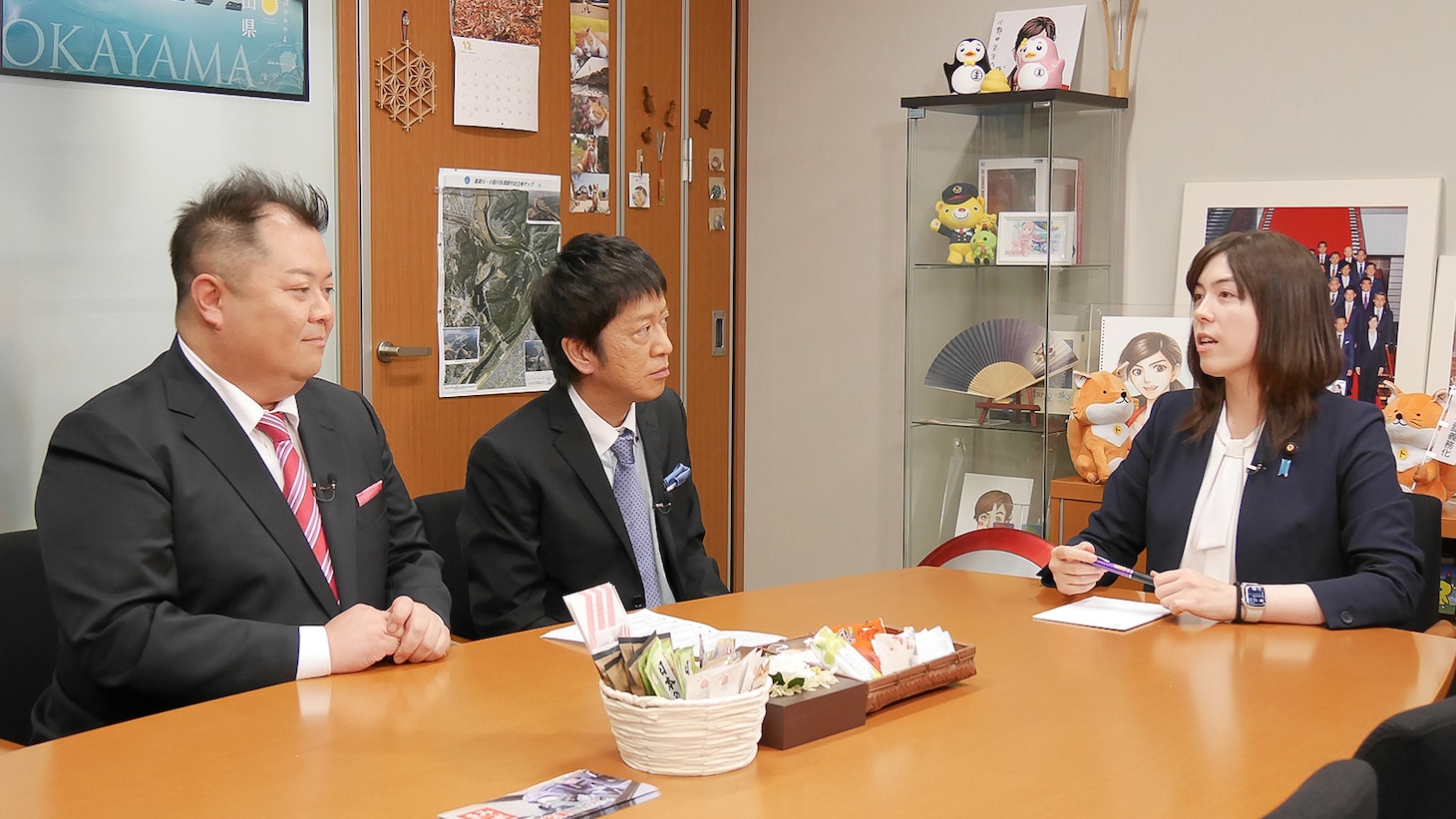 左からブラックマヨネーズ、小野田紀美氏。(c)BSフジ