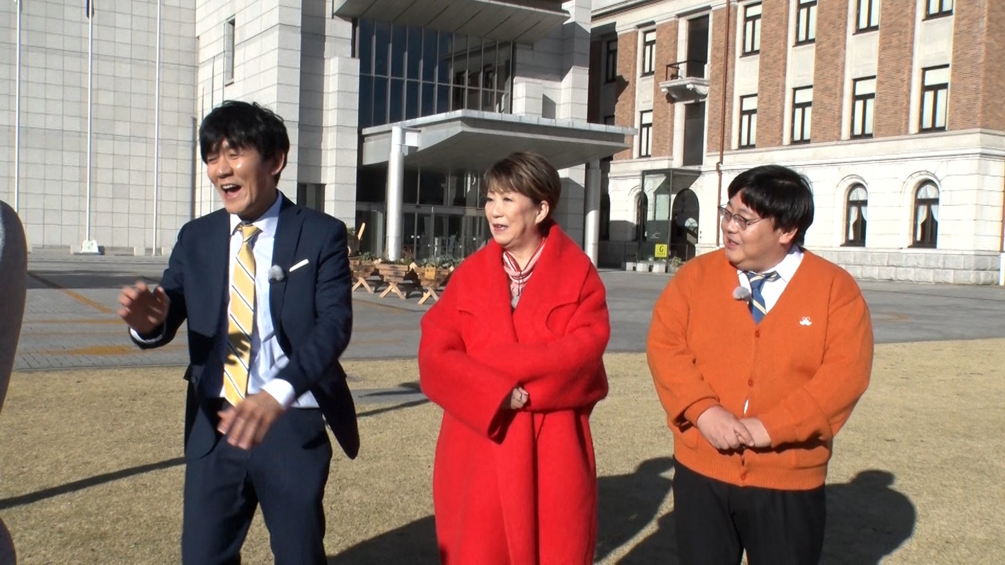 タイムマシーン3号と仁支川峰子（中央）。(c)テレビ朝日