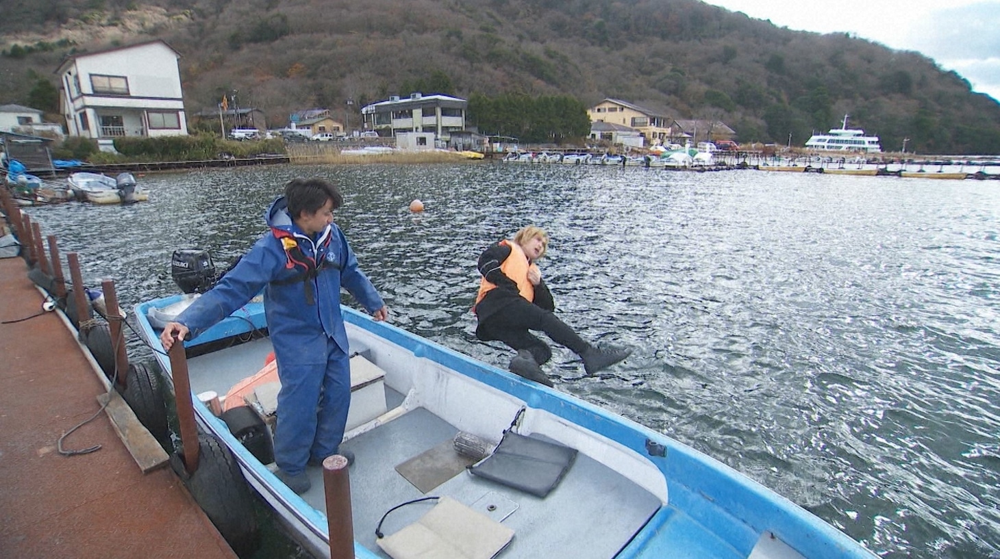 「相席食堂」で鬼龍院翔が“海落ち芸”を披露するワンシーン。(c)ABCテレビ
