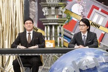 左から、南海キャンディーズ山里、岡山天音。(c)フジテレビ