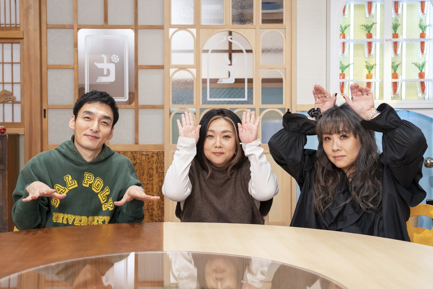 左から草彅剛、海原やすよ ともこ。(c)読売テレビ
