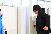 小走りでステージに登壇する見取り図・盛山。