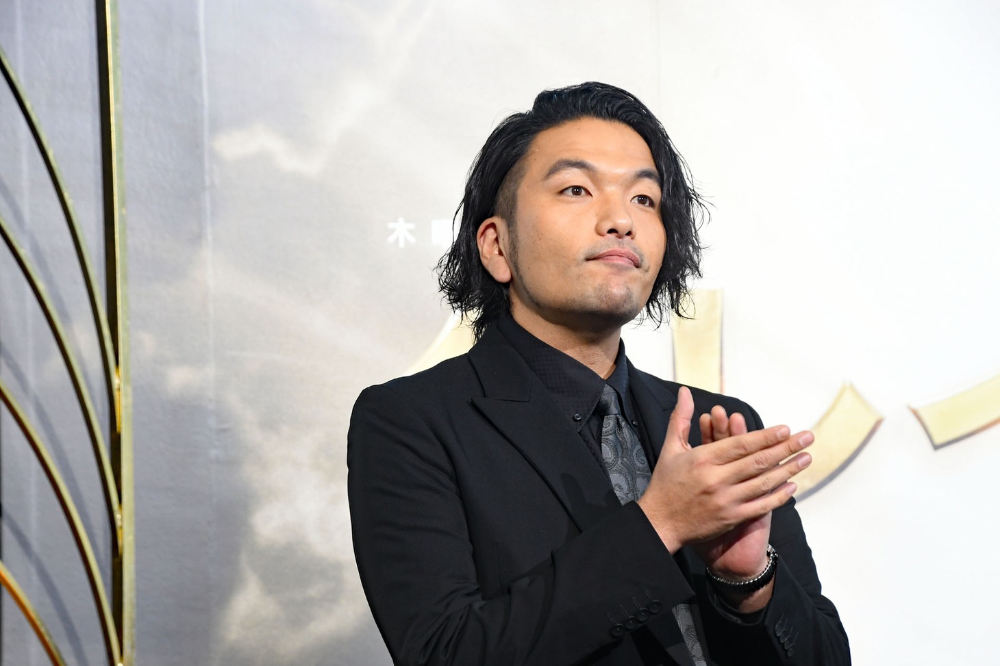 共演者をステージに迎える見取り図・盛山。