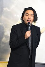 会見冒頭で挨拶する見取り図・盛山。