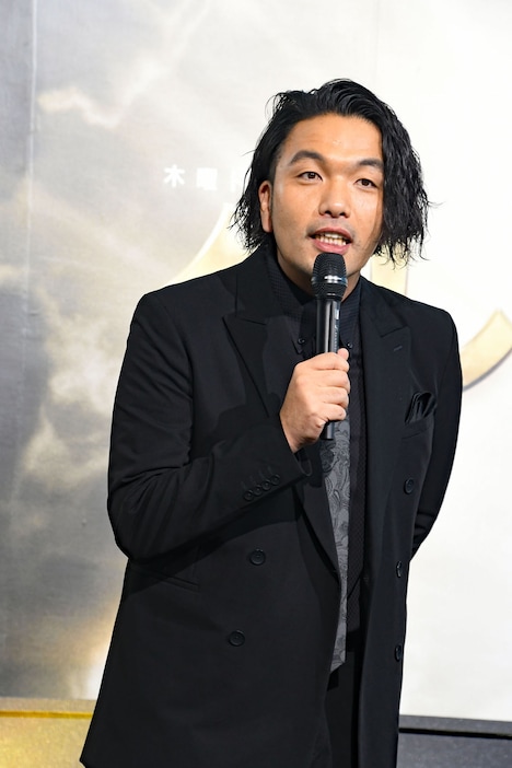 会見冒頭で挨拶する見取り図・盛山。