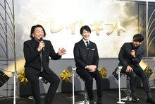 ドラマ「グレイトギフト」制作発表記者会見で反町隆史（右）らとトークする見取り図・盛山（左）。