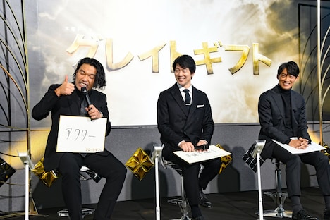 反町隆史がするサムズアップに憧れ、最近は後輩たちにサムズアップしまくっているという見取り図・盛山（左）。