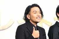 フォトセッション時、サムズアップのリクエストに応える見取り図・盛山。