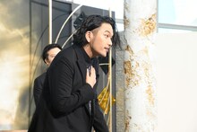 ステージをあとにする見取り図・盛山。