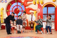 左からさや香、アキナ、セルライトスパ。(c)関西テレビ