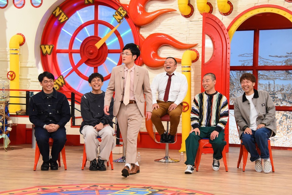 左からさや香、アキナ、セルライトスパ。(c)関西テレビ