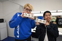 「ライブ!!今月のお笑い2」終演後の飯塚と井口。手に持っているのは記念品として用意した「今月のお笑い」マカロン。