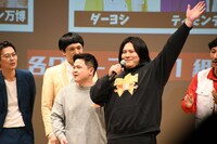 今日が誕生日だというウォーターズ魂人（右）。