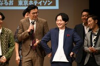 「大阪よしもとから来たkento fukaya」ことダブルグッチー木戸口（右）。