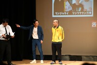 舞台からはける気がないランジャタイ国崎と、はけるよう促すTCクラクション古家。