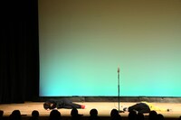 舞台に倒れ込むランジャタイ。