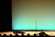 舞台に倒れ込むランジャタイ。