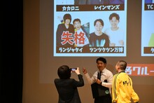 自分たちの失格の画像とトミドコロを撮影するランジャタイ伊藤。