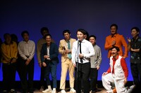 コント「天使と悪魔」を披露するトミドコロと、天使の登場を願う芸人たち。