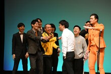 会場の反応にスネてしまうトミドコロ。