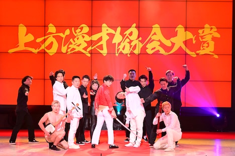 「第九回上方漫才協会大賞」で踊るさや香・石井ダンサーズ。