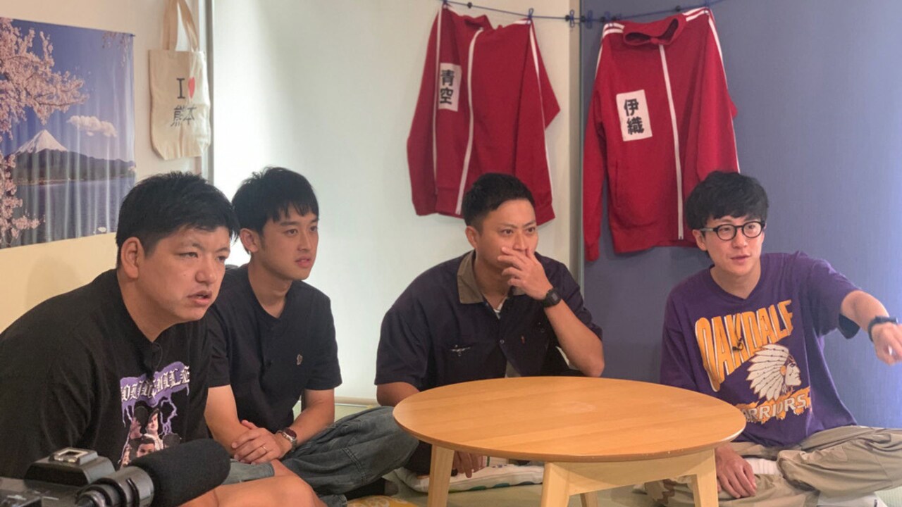 「カラシコンボ」に出演する（左から）からし蓮根、ヘンダーソン。(c)熊本朝日放送